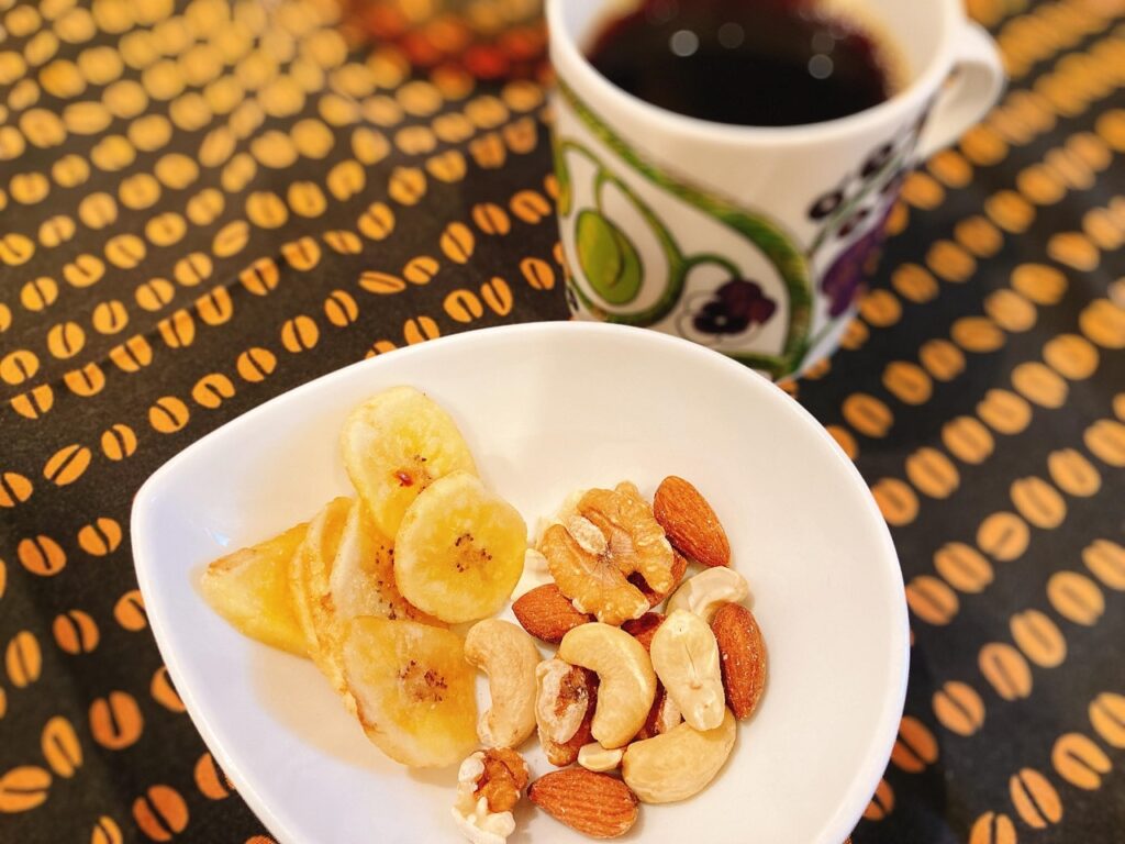 ナッツとバナナチップとコーヒー